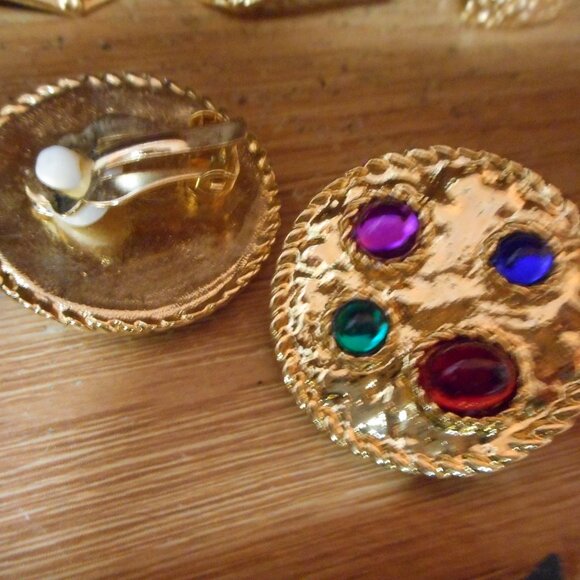 CLIP ON EARRINGS -  ROUND W/ 4 COLOR STONES IN GOLD METAL, BLU, RD. GRN, PURPLE - Picture 8 of 9